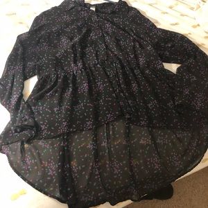 Button up, hi-lo shirt.